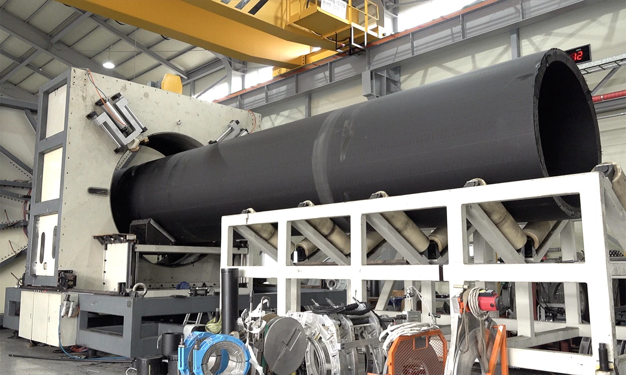 경북 상주에 위치한 현대파이프 공장에서 대구경 파이프를 생산하고 있다.