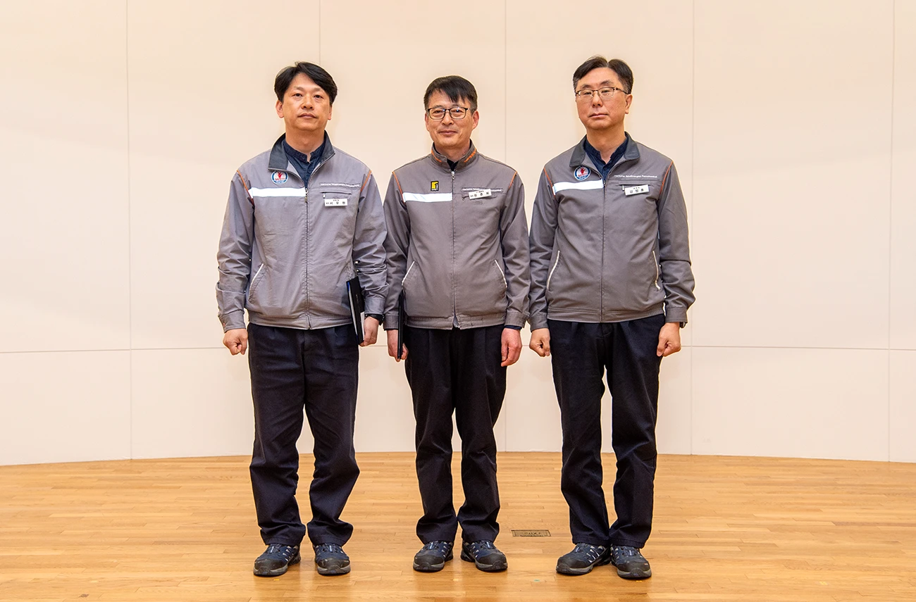 (좌측부터) 운영1팀 서우원 팀장, 수지물류팀 원춘희 팀장, 강정훈 공장장