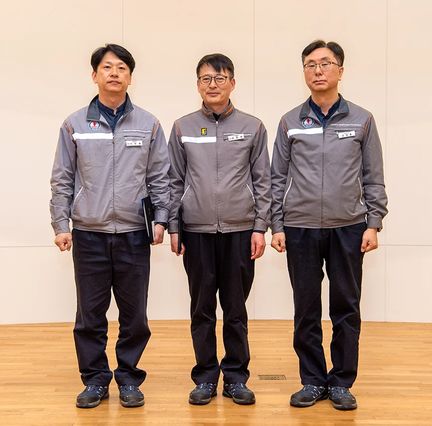 (좌측부터) 운영1팀 서우원 팀장, 수지물류팀 원춘희 팀장, 강정훈 공장장 (좌측부터) 운영1팀 서우원 팀장, 수지물류팀 원춘희 팀장, 강정훈 공장장