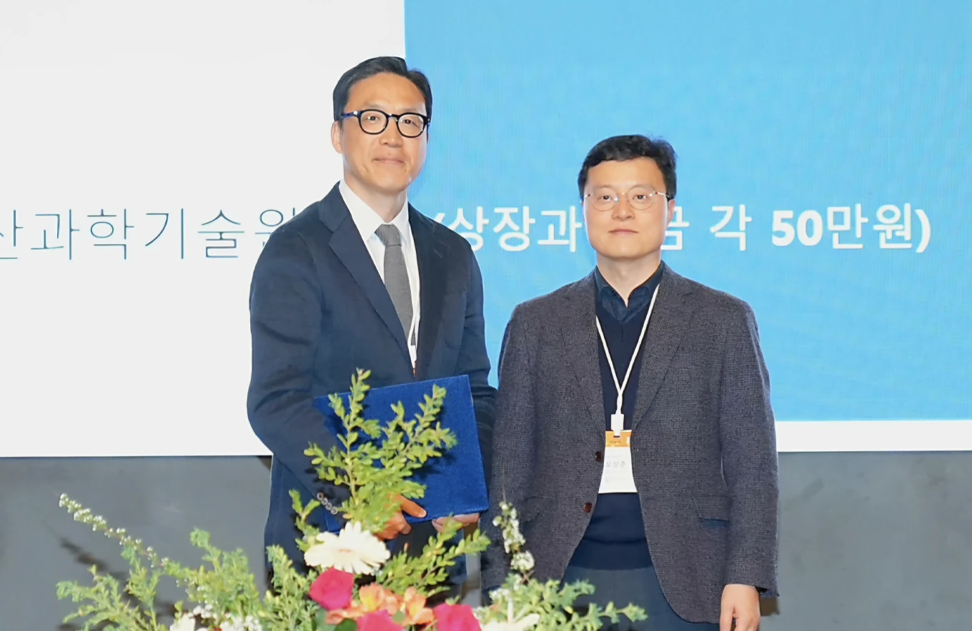 (좌측부터) 수상자인 연세대학교 박철민 교수와 한화토탈에너지스 오상준 연구소장