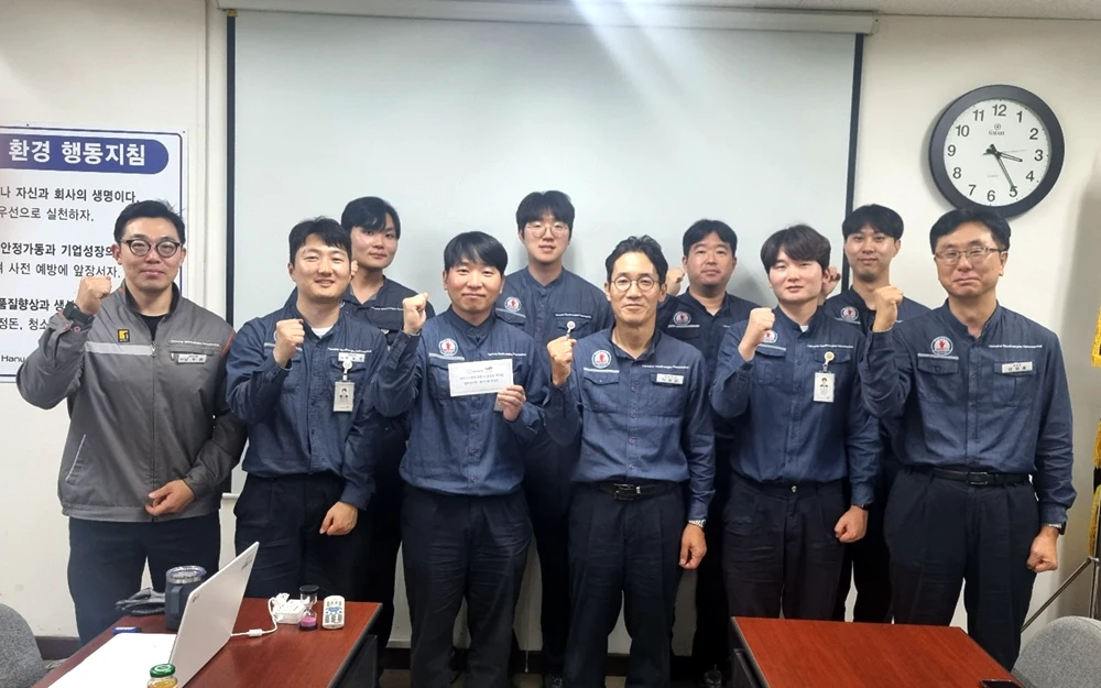 2분기 우수 분임조로 선정된 설비검사팀 ‘설비사랑’ 분임조를 찾아 격려금을 전달한 나상섭 사장(앞줄 좌측 네 번째) 2분기 우수 분임조로 선정된 설비검사팀 ‘설비사랑’ 분임조를 찾아 격려금을 전달한 나상섭 사장(앞줄 좌측 네 번째)