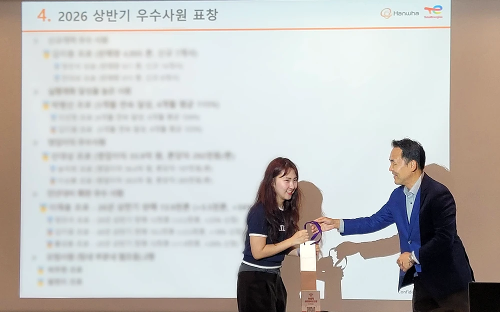 나민철 수지국내담당이 우수사원으로 선정된 직원에게 시상품을 전달하고 있다. 나민철 수지국내담당이 우수사원으로 선정된 직원에게 시상품을 전달하고 있다.