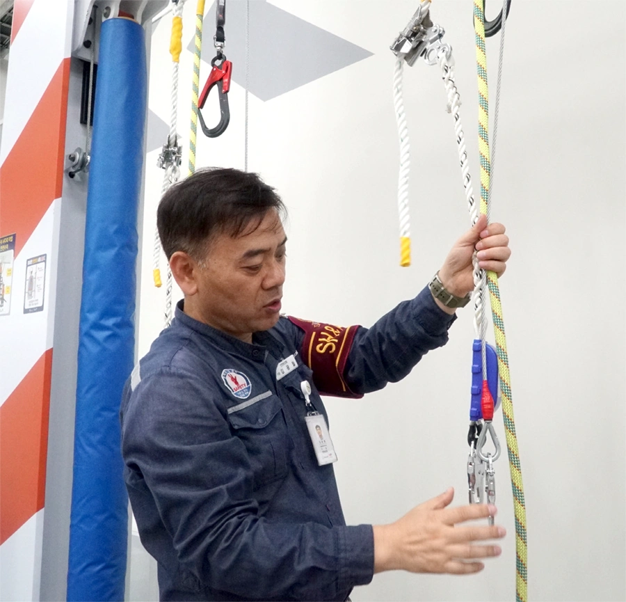 안전벨트 추락 체험을 설명하고 있는 김광월 기성