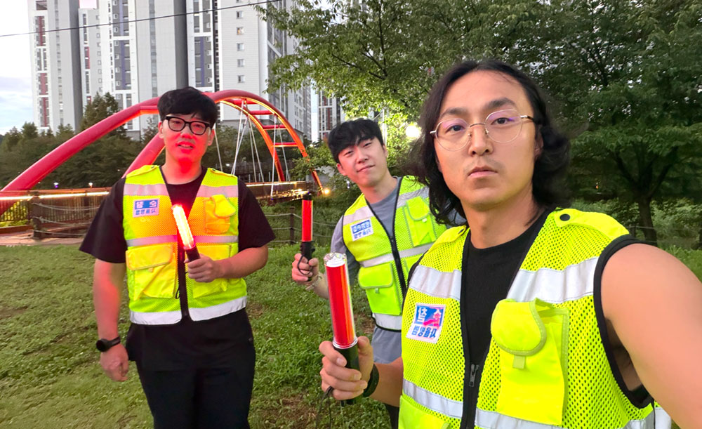동료들과 함께 우범지역을 순찰하고 있는 이황재 주임 동료들과 함께 우범지역을 순찰하고 있는 이황재 주임