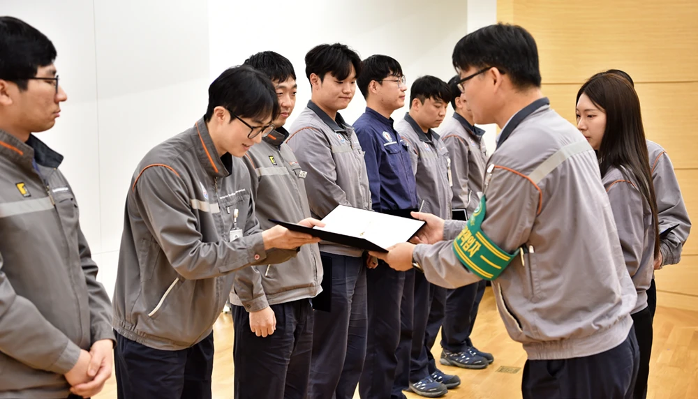 3분기 공장분기회 행사에서 김태희 공장장이 수상자들에게 상장을 전달하고 있다.
